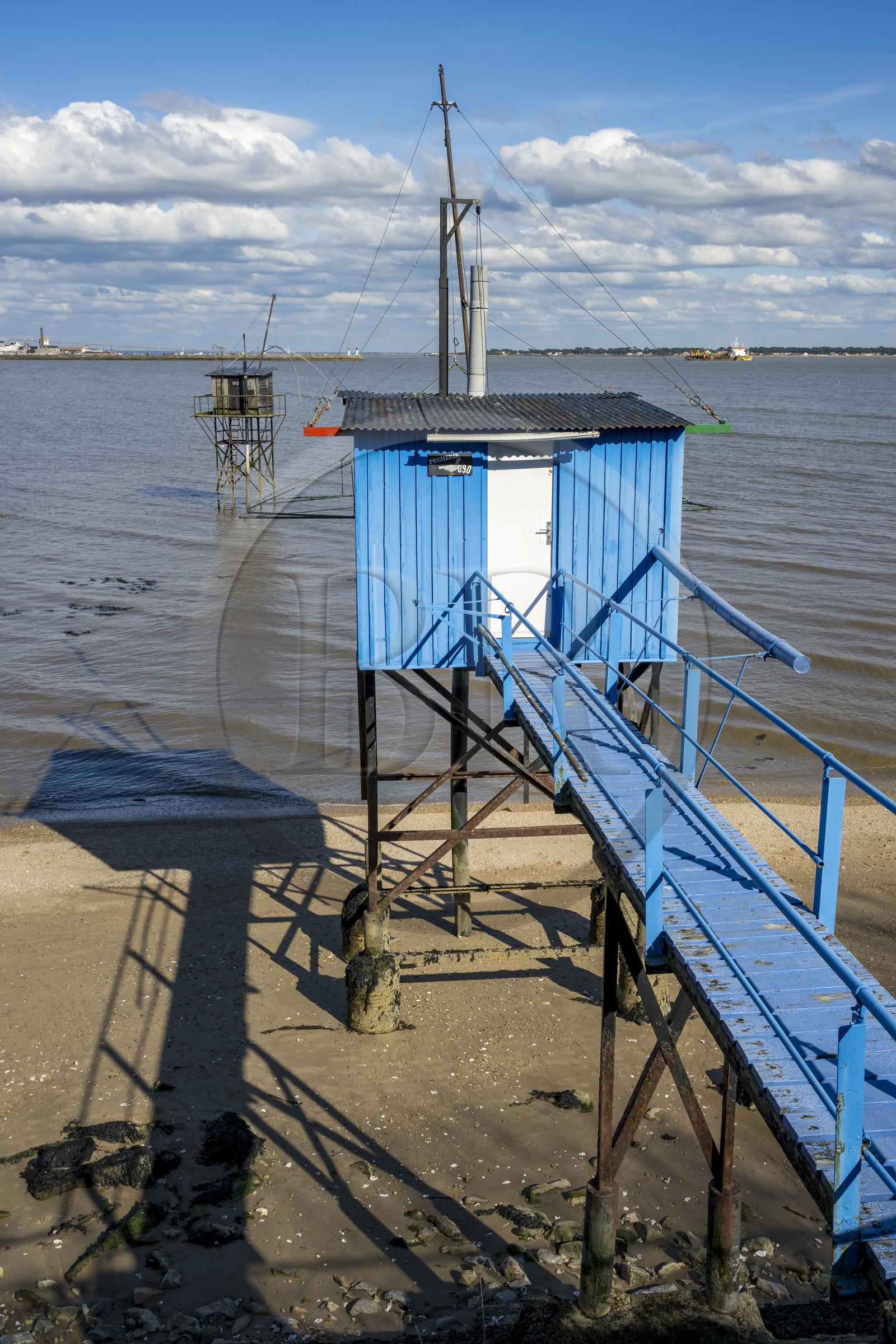France, Loire-Atlantique (44), Estuaire de la Loire, Saint-Nazaire, cabanes de pêche traditionnelle au carrelet qui longent le boulevard Albert 1er France, Loire-Atlantique (44), Estuaire de la Loire, Saint-Nazaire, cabanes de pêche traditionnelle au carrelet qui longent le boulevard Albert 1er