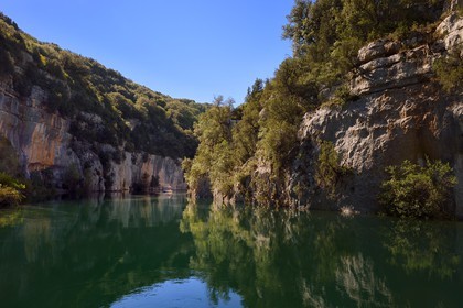 Var (83) rive gauche et Alpes-de-Haute-Provence (04) rive droite, Parc Naturel Régional du Verdon, Basses Gorges du Verdon en aval du lac de Sainte Croix, gorges de Baudinard