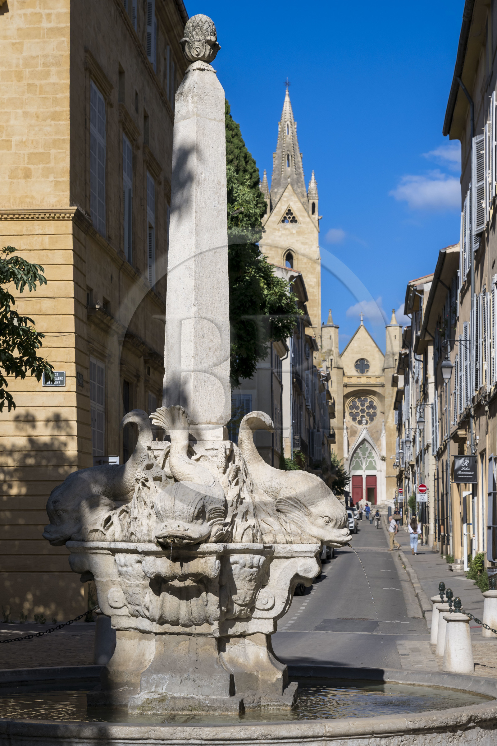 France, Bouches-du-Rhône (13), Aix en Provence, quartier Mazarin, fontaine de la place des quatre Dauphins et l'église Saint Jean de Malte (XIIIème siècle) en arrière plan