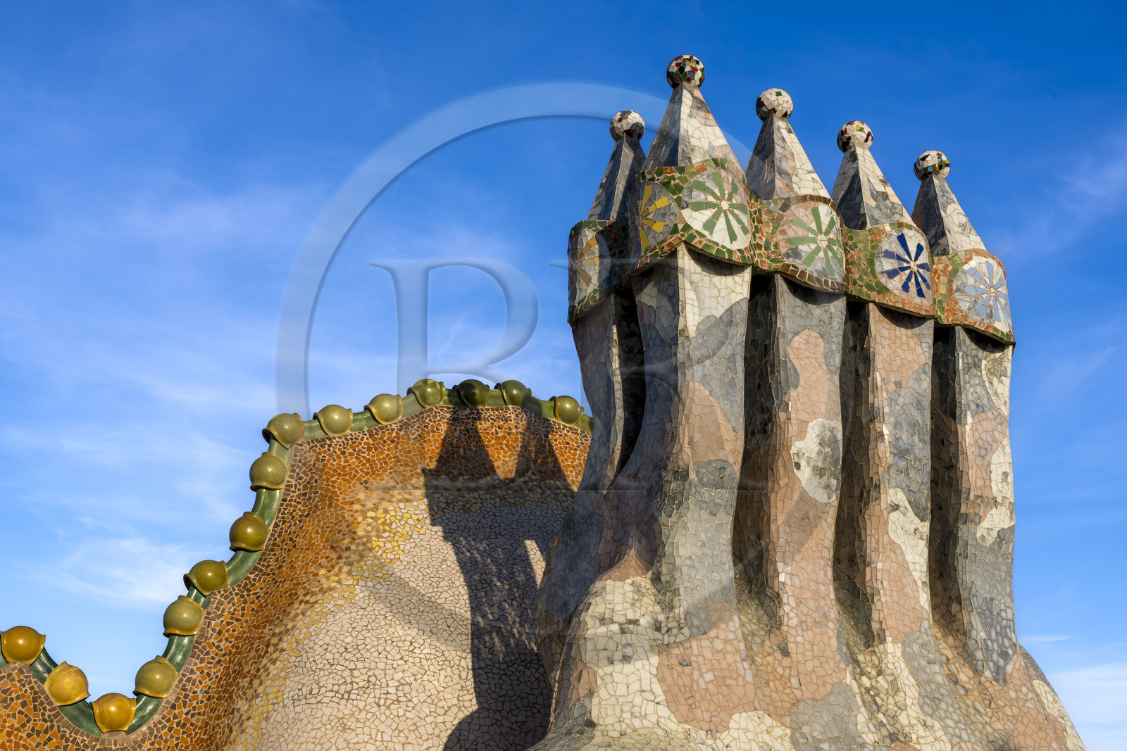 Espagne, Catalogne, Barcelone, quartier de l'Eixample, Passeig de Gracia, Casa Batllo de l'architecte du modernisme catalan Antoni Gaudi, site classé au Patrimoine Mondial de l'UNESCO, cheminées et toiture suggérant l'échine du dragon