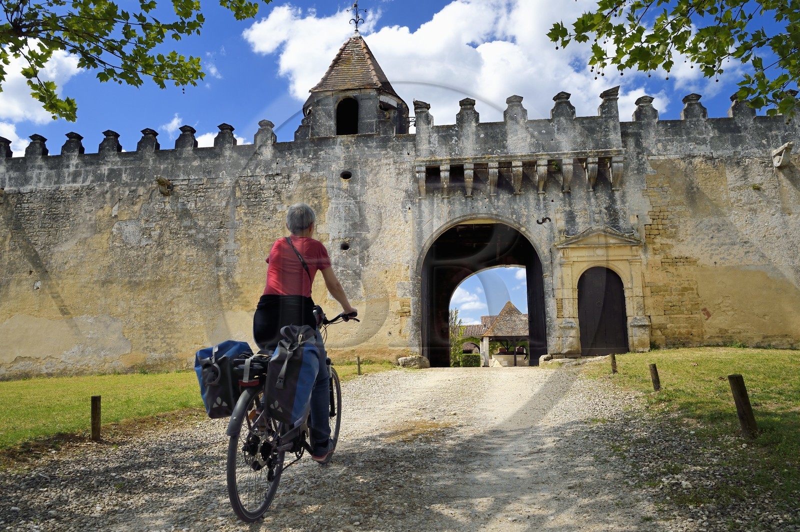 France, Charente (16), Saint-Brice, Logis de Garde-Epée du XVIème siècle, cyclistes sur la véloroute La Flow Vélo