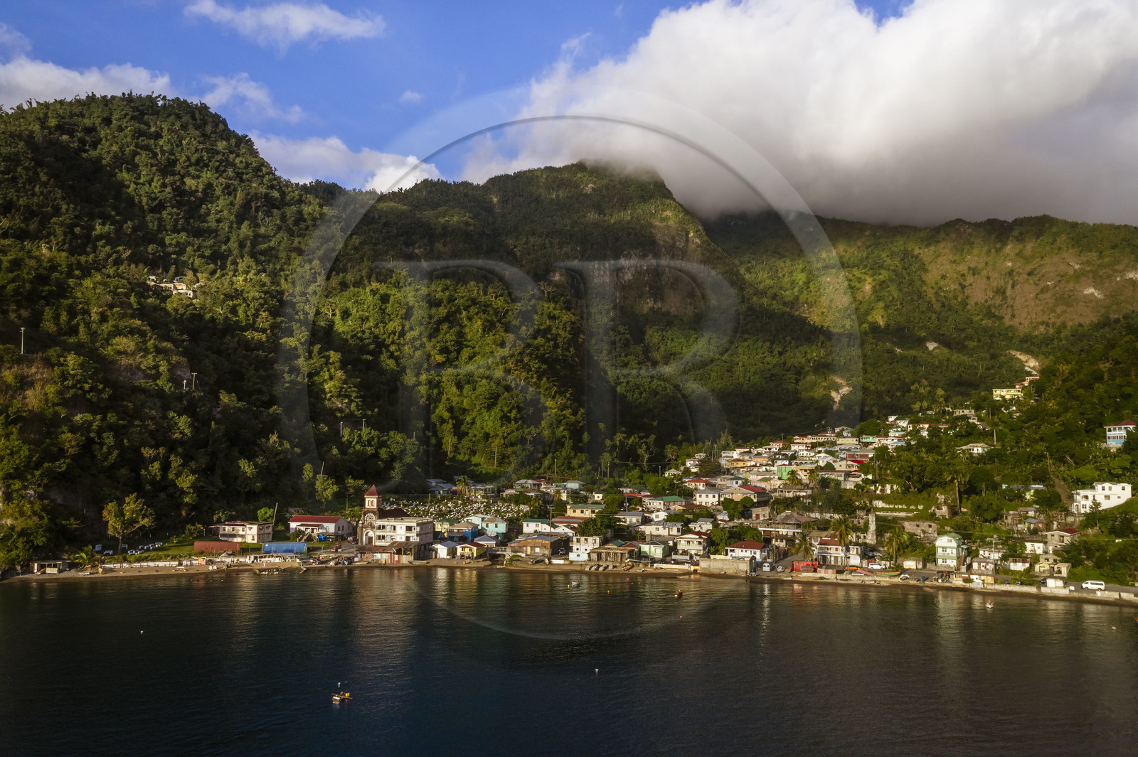 Caraïbes, Ile de la Dominique, baie de Soufrière, la plage et le village de Soufrière (vue aérienne)
