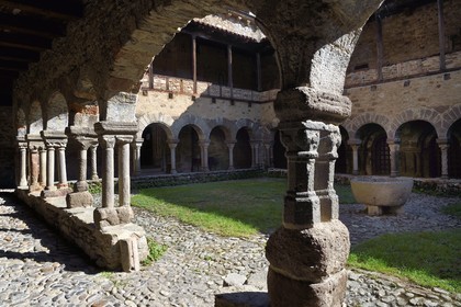 France, Haute-Loire (43), Lavaudieu, labellisé Les Plus Beaux Villages de France, Abbaye Saint-André de style roman auvergnat, le cloitre