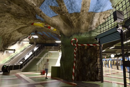 Suède, Stockholm, station de métro (Stockholms tunnelbana), de nombreuses stations exposent des œuvres d'art, station de métro Kungstradgarden