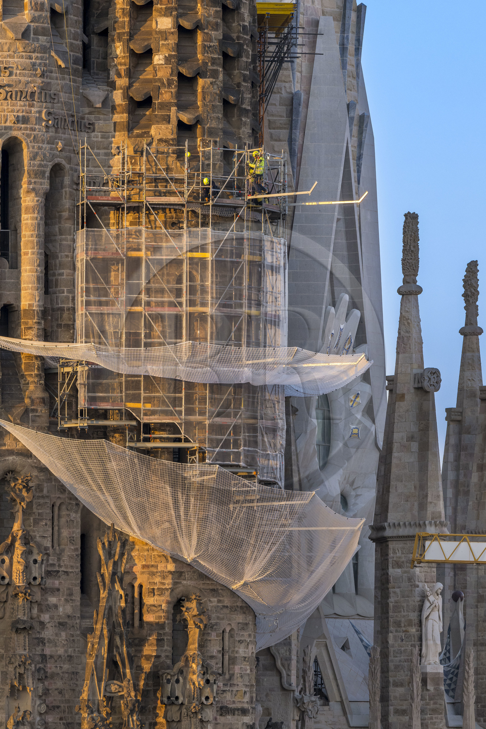 Espagne, Catalogne, Barcelone, quartier de l'Eixample, basilique de la Sagrada Familia de l'architecte du modernisme catalan Antoni Gaudi classée Patrimoine Mondial de l'UNESCO, travaux en cours sur une des tours surplombant la facade de la Passion Espagne, Catalogne, Barcelone, quartier de l'Eixample, basilique de la Sagrada Familia de l'architecte du modernisme catalan Antoni Gaudi classée Patrimoine Mondial de l'UNESCO, travaux en cours sur une des tours surplombant la facade de la Passion