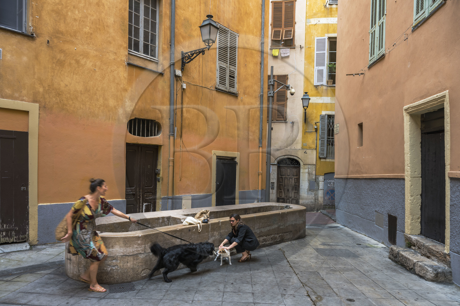 France, Alpes-Maritimes (06), Nice classée Patrimoine Mondial de l'UNESCO, le Vieux Nice, Virginie Acchiardo, chef du restaurant Chez Acchiardo, promène son chien devant l'ancien lavoir de la rue de l'Ancien Sénat