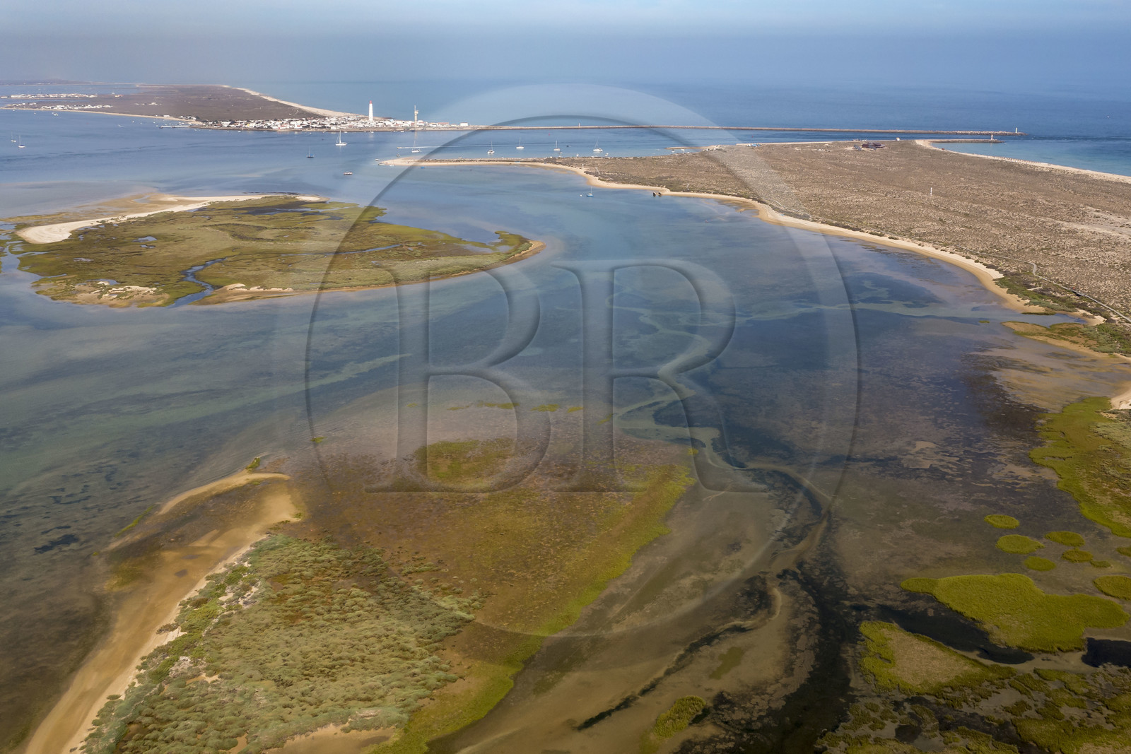 Portugal, Algarve, Parc naturel de la Ria Formosa, Faro, Ile de Barreta ou Deserta (Ilha da Barretta ou Deserta), le phare de Ilha do Farol sur Ilha da Culatra en arrière plan (vue aérienne)