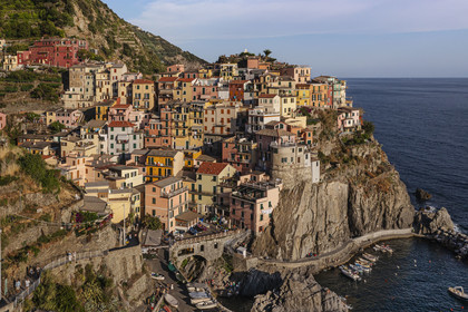 Italie, Ligurie, Cinque Terre, parc national des Cinque Terre classé Patrimoine Mondial de l'UNESCO, village de Manarola et son port (vue aérienne)
