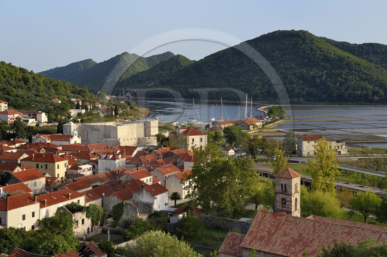 Croatie, Dalmatie, cote dalmate, presqu'ile de Peljesac, la vieille-ville de Ston, le Fort Kastio à gauche et le monastère Saint-Nicolas à droite, les anciens marais salants en arrière plan