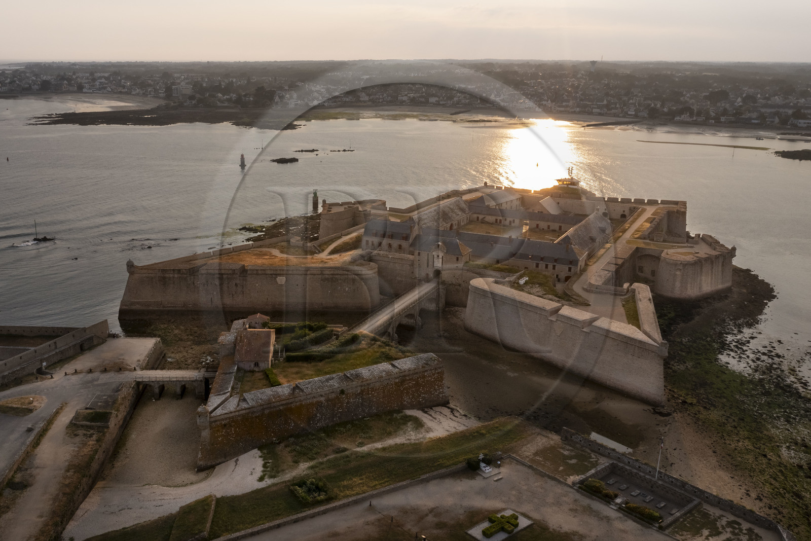 France, Morbihan (56), Port-Louis, la citadelle de Port-Louis remaniée par Vauban à l'entrée de la rade de Lorient, musée de la Compagnie des Indes, Larmor-Plage en arrière plan (vue aérienne) France, Morbihan (56), Port-Louis, la citadelle de Port-Louis remaniée par Vauban à l'entrée de la rade de Lorient, musée de la Compagnie des Indes, Larmor-Plage en arrière plan (vue aérienne)