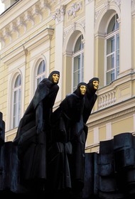 Lituanie (Pays Baltes), Vilnius, centre historique, classé Patrimoine Mondial de l'UNESCO, statues dites La Fête des Muses sur la façade du Théâtre National Drama, Gedimino prospektas 8