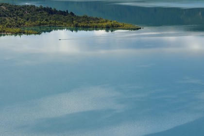 France, Alpes-de-Haute-Provence (04), Parc Naturel Régional du Verdon, lac de Sainte Croix vers Sainte-Croix-de-Verdon