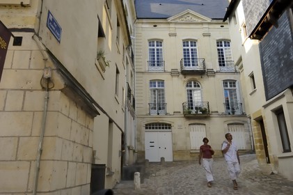 France, Indre et Loire (37), Vallée de la Loire classée Patrimoine Mondial de l'UNESCO, Chinon, rue Jeanne d'Arc qui monte au château