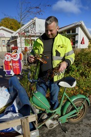Sweden, Västra Götaland, Koster Islands, Sydkoster, live lobsters and transport motorcycle