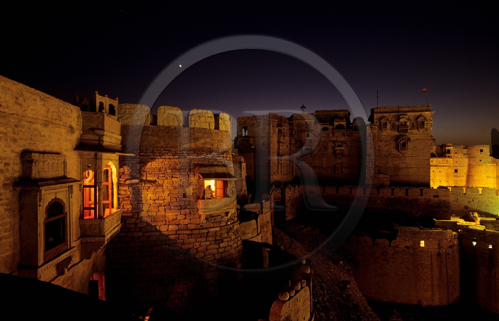 Inde, état du Rajasthan, Fort de Jaisalmer, fenêtre du petit hôtel tenu par un français, le Kila Bhawan dans les remparts et le Raj Mahal Palace