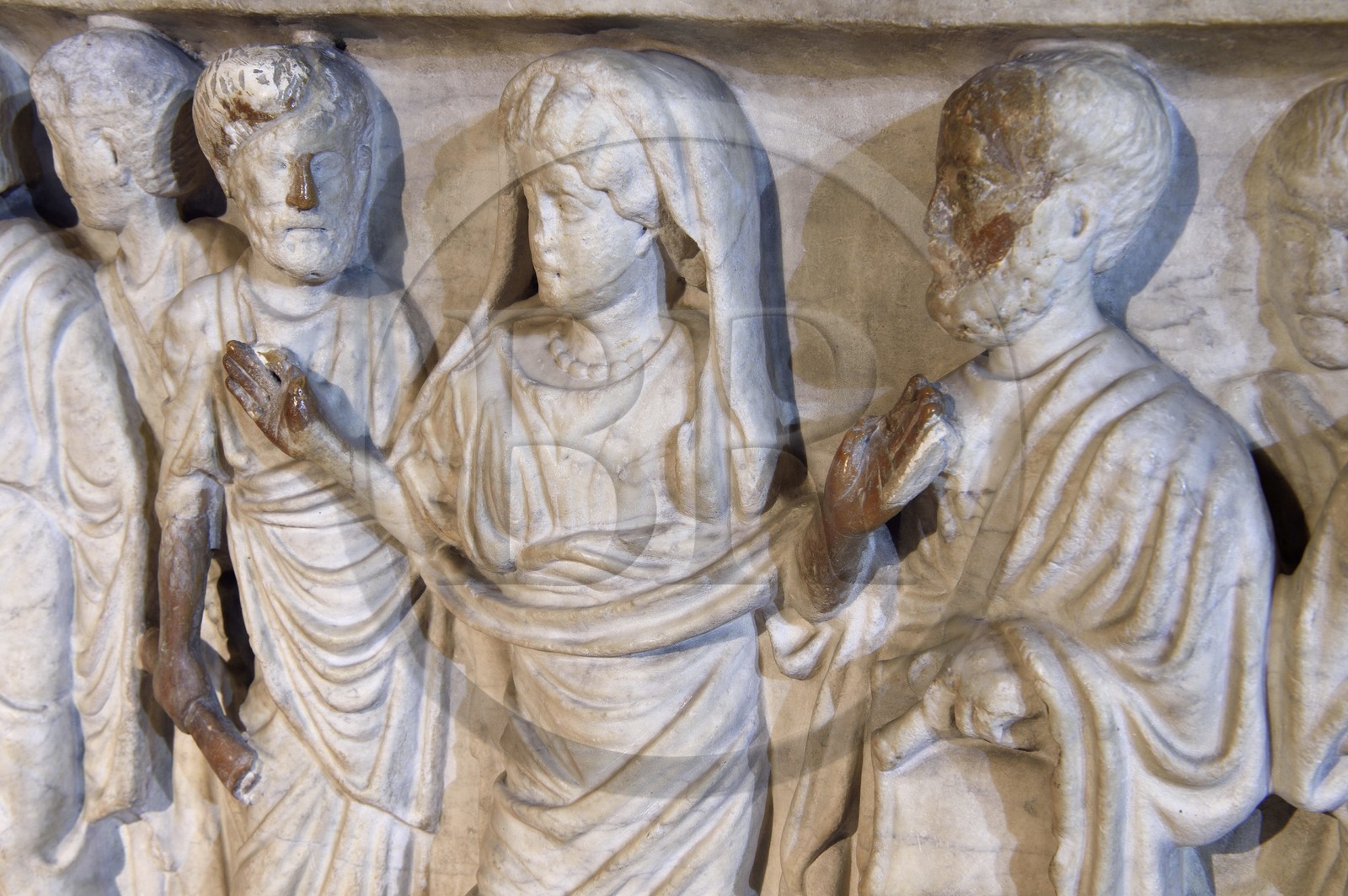France, Puy-de-Dôme (63), Clermont-Ferrand, cathédrale Notre-Dame de l'Assomption, dans la crypte du Xe siècle, sarcophage gallo-romain chrétien en marbre du IVe siècle représentant la défunte figurée en orante en présence du Christ