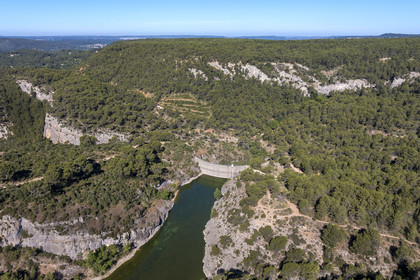 France, Bouches-du-Rhône (13), Aix en Provence, plateau de Bibemus, le barrage Zola (Cézanne y a peint la série des Baigneurs) et la montagne Sainte Victoire en arrière plan (vue aérienne)