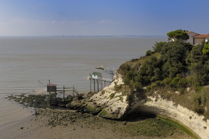 France, Charente-Maritime (17), Meschers-sur-Gironde, carrelets sur la plage de Cadet