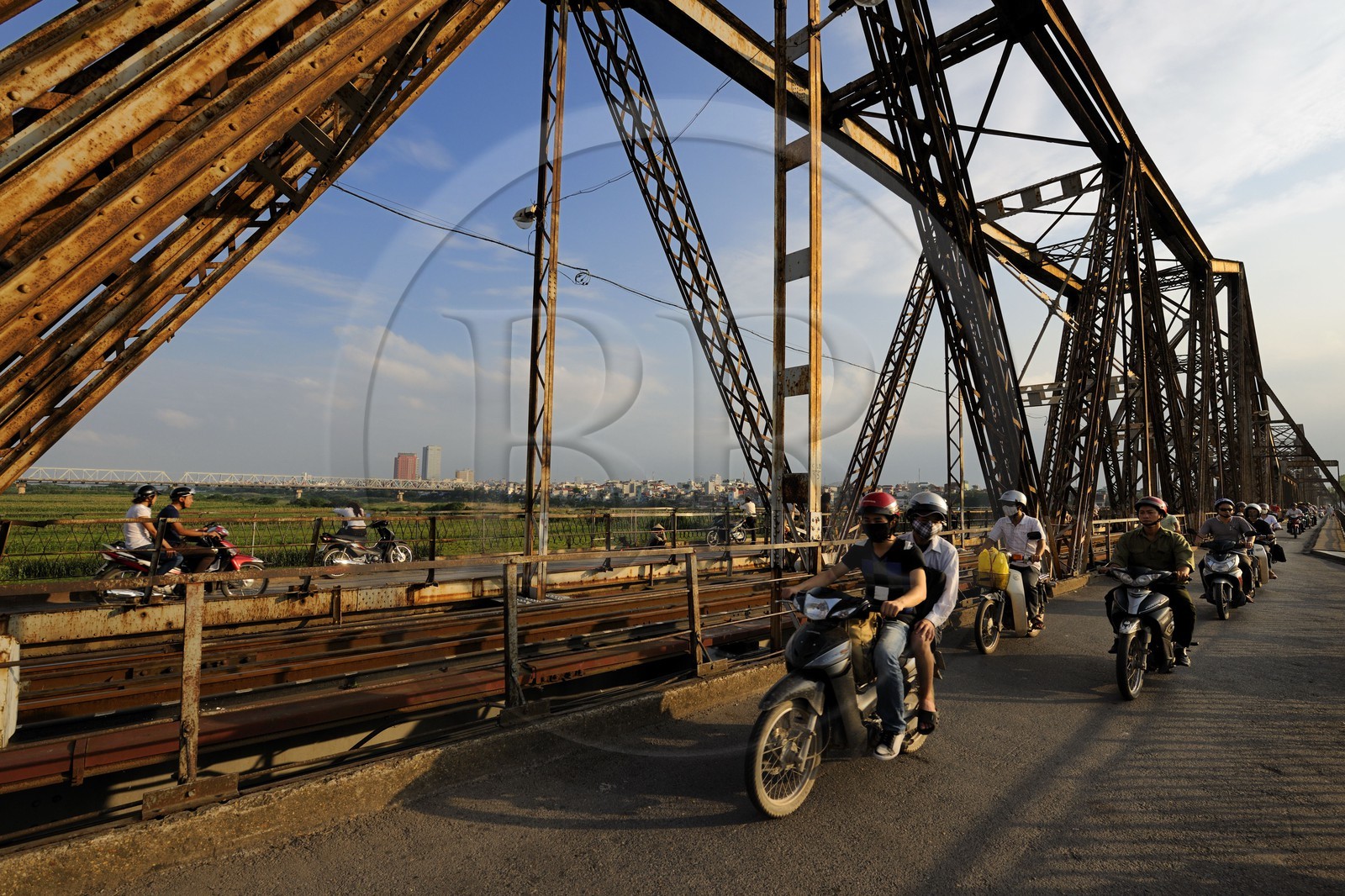 Vietnam, Hanoï, Pont Long Bien anciennement pont Paul Doumer est reservé à la circulation des trains, des deux-roues et des piétons