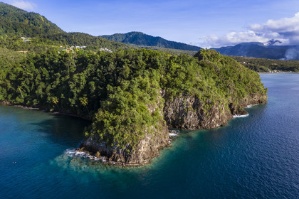 Caraïbes, Ile de la Dominique, Pointe de Toucari Bay au nord de Portsmouth (vue aérienne)