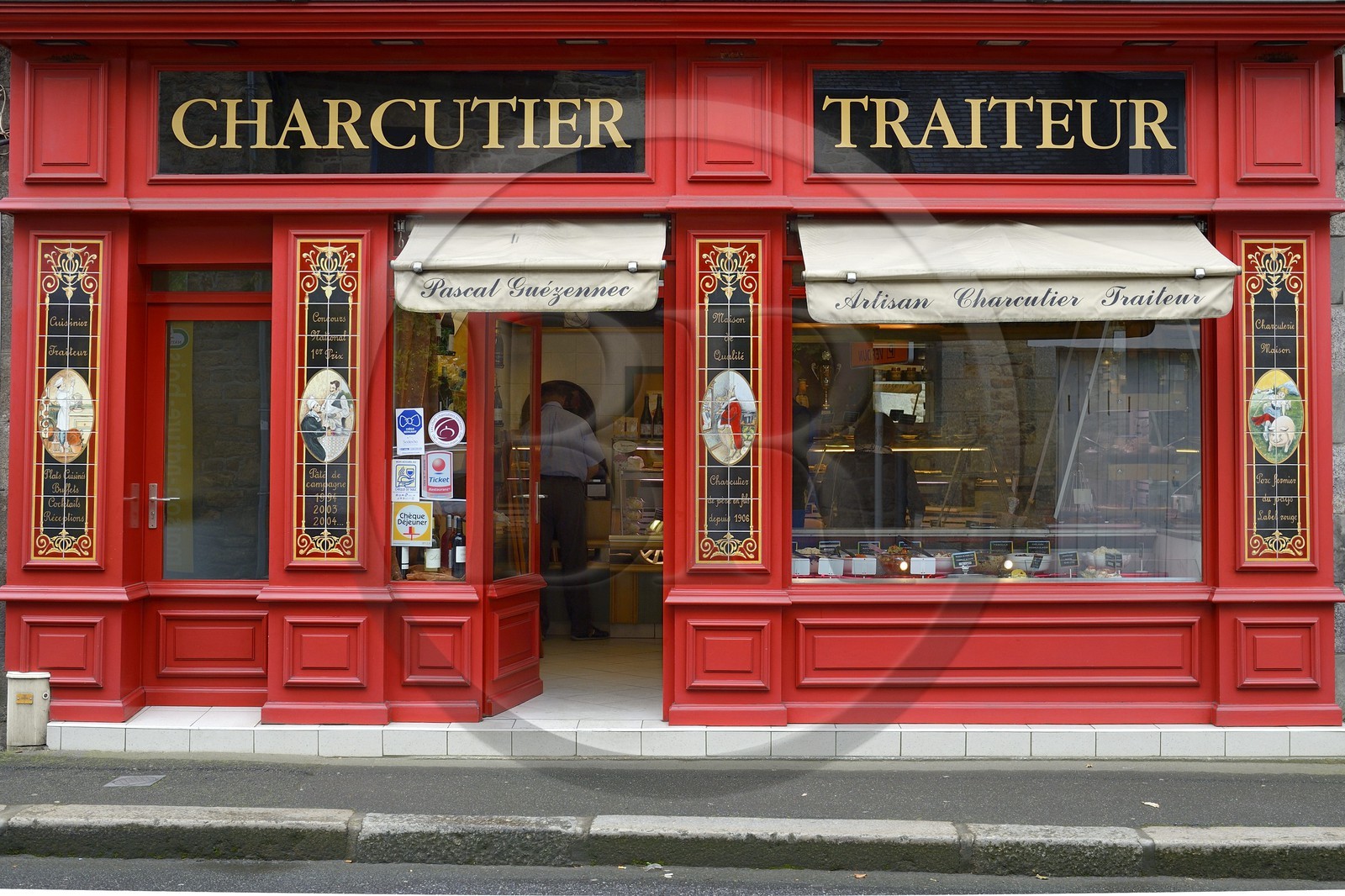 France, Côtes-d'Armor (22), Guingamp, devanture de la boutique d'un charcutier