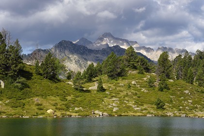 France, Hautes-Pyrénées (65), Saint-Lary-Soulan et Vielle-Aure, randonnée sur une variante du GR10 entre le col de Portet et les lacs de Bastan en bordure de la réserve naturelle de Néouvielle, lac de Bastan inférieur et le massif de Néouvielle en arrière plan