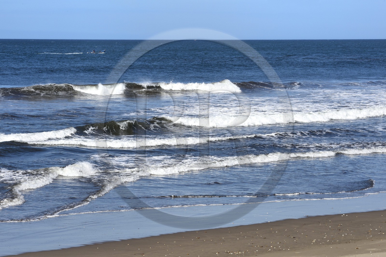 Nicaragua, la côte pacifique de Leon, parc national Isla Juan Venado, bateau de pêche longeant la côte