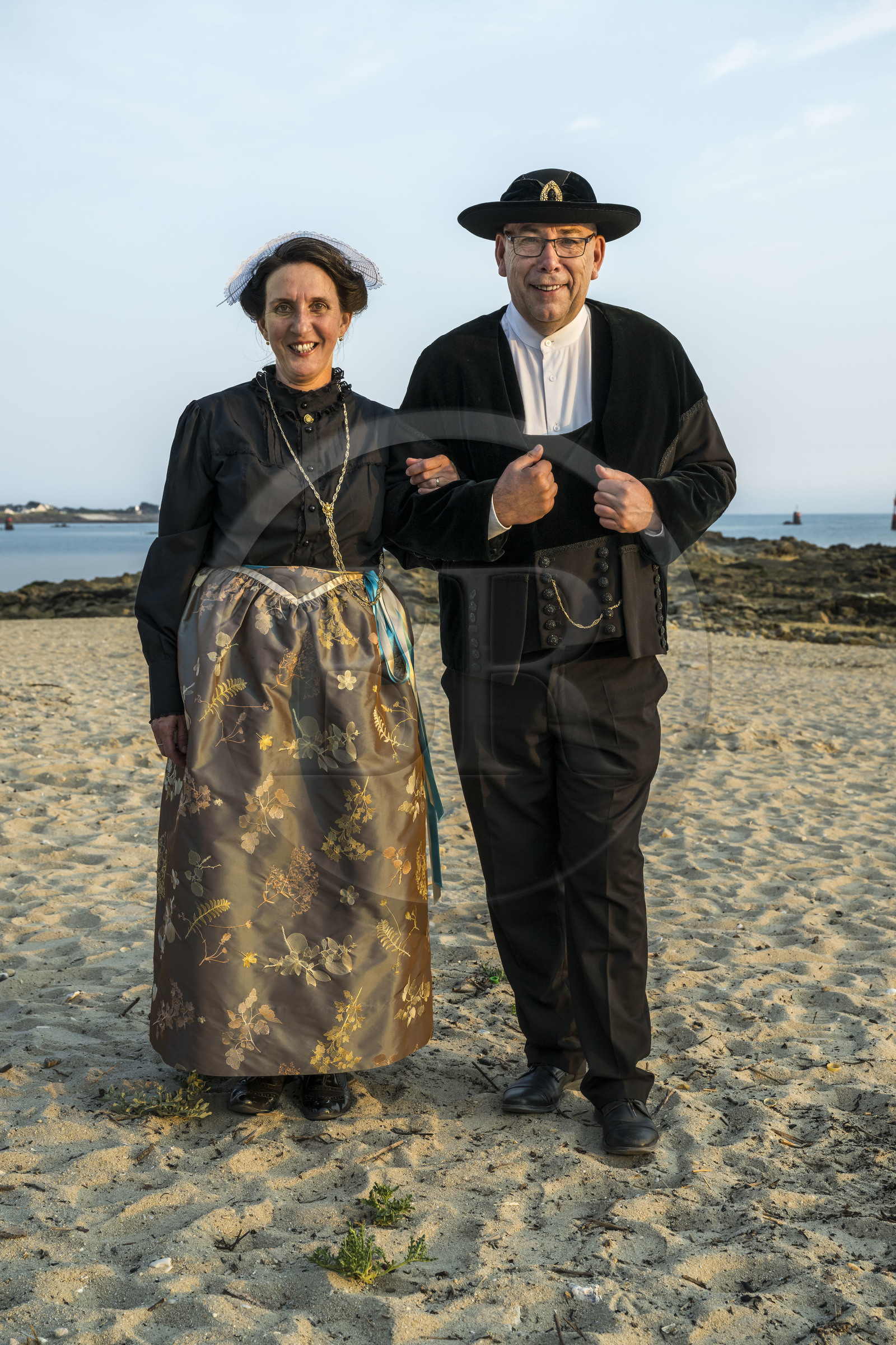 France, Morbihan (56), Port-Louis, la grande Plage de Port-Louis au pied des remparts, association de danses bretonnes le Cercle celtique Armor Argoat, Valérie Restoux et Jean-Charles Chevillard