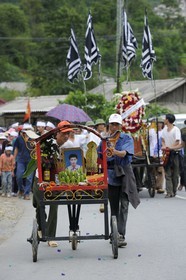 Vietnam, province de Lao Cai, région de Sapa, procession pour un mort