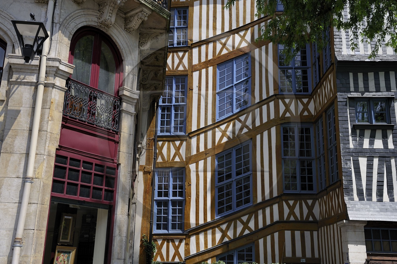 France, Seine-Maritime (76), Rouen, chambres d'hôtes la Maison Qui Penche place Barthélémy dans une ancienne maison à colombages