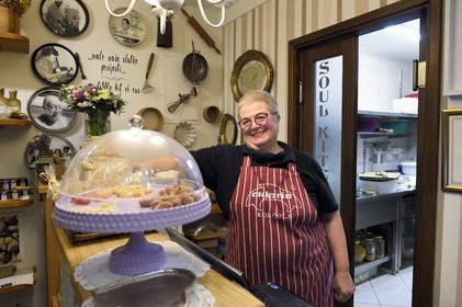 Croatie, Dalmatie, cote dalmate, Ile de Korcula, ville de Korcula, Smiljana Matijaca dans sa patisserie appellée Cukarin, les gateaux Harubica et Marco Polo Bombika sont des spécialités