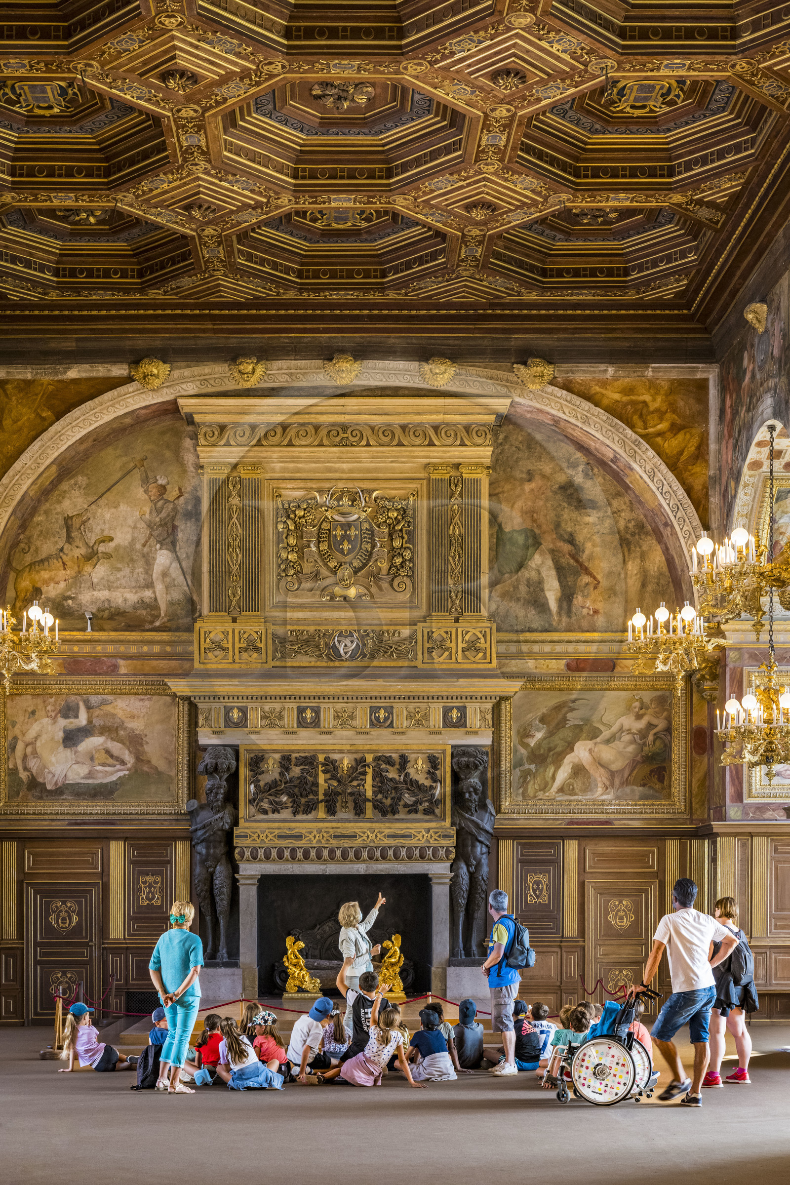 France, Seine-et-Marne (77), Fontainebleau, chateau de Fontainebleau, classé Patrimoine Mondial par l'UNESCO, la salle de bal, la cheminée dessinée par Philibert Delorme repose sur deux atlantes en bronze moulé représentant des satyres