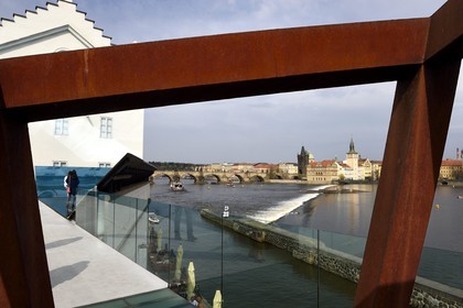 République Tchèque, Prague, quartier de Kampa, musée Kampa fondation privée consacrée à l’art moderne et contemporain, lle pont Charles sur la rivière Vltava en arrière plan