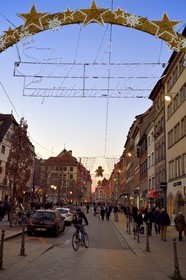 France, Bas-Rhin (67), Strasbourg, vieille ville classée Patrimoine Mondial de l'UNESCO, la grande arche - Strasbourg, Capitale de Noël - située à l'entrée de la rue du Vieux Marché aux Poissons