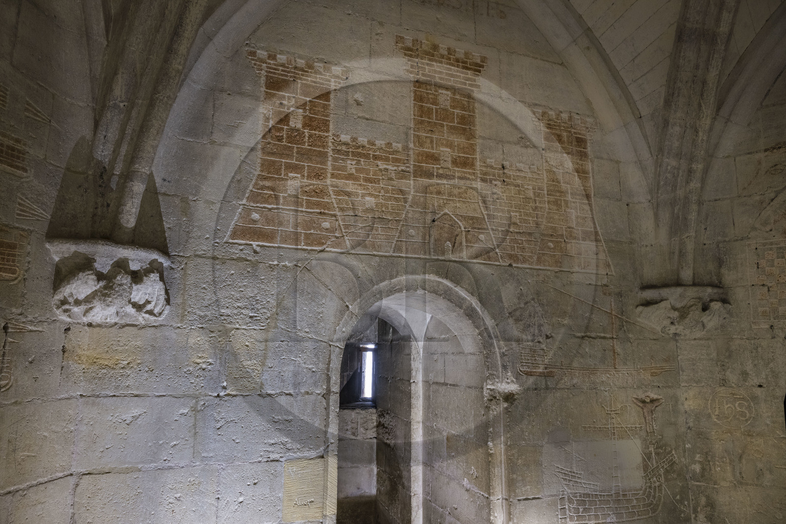 France, Bouches-du-Rhône (13), Tarascon, le chateau du roi René datant du XVe siècle, graffiti et ex-voto du prisonnier catalan, gravés par un prisonnier de René Ier vers 1480, dont des navires longs, galères de marchandises, brigantins, galiotes, galères de combats ou fustes mais aussi des navires ronds, cocas catalanes, nefs ibériques et caraques provençales, qui rappellent les caravelles utilisées par Christophe Colomb France, Bouches-du-Rhône (13), Tarascon, le chateau du roi René datant du XVe siècle, graffiti et ex-voto du prisonnier catalan, gravés par un prisonnier de René Ier vers 1480, dont des navires longs, galères de marchandises, brigantins, galiotes, galères de combats ou fustes mais aussi des navires ronds, cocas catalanes, nefs ibériques et caraques provençales, qui rappellent les caravelles utilisées par Christophe Colomb