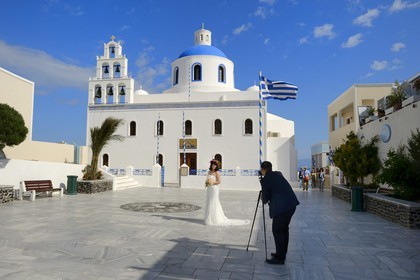 Greece, Cyclades, Aegean Sea, Santorini (Thira or Thera), village of Oia, wedding picture in front of Panagia church, many Asian tourists come to get married on the island