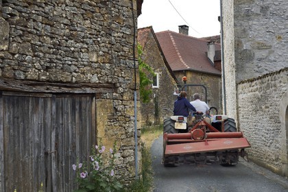 France, Dordogne (24), Périgord Noir, Saint-Rabier, Monique et Bernard Gaillard propriétaires de la Ferme-auberge du Grand Coderc sur leur tracteur