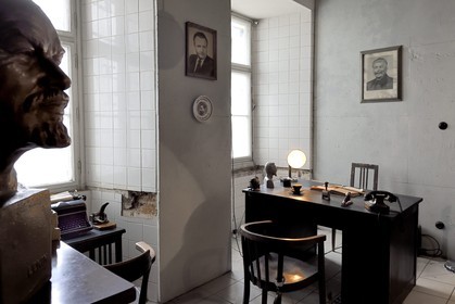 République Tchèque, Prague, Nove Mesto (nouvelle ville), collection d'objets du Muzeum Komunismu, musée qui retrace l'histoire du communisme Tchécoslovaque, buste de Lénine et reconstitution d'une salle d'interrogatoire