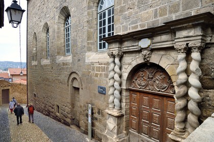 France, Haute-Loire (43), Le Puy-en-Velay, étape classée Patrimoine Mondial de l'UNESCO dans le cadre des chemins de Compostelle, chapelle des Pénitents, colonne salomonique Renaissance qui encadrent la porte
