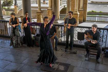 Espagne, Andalousie, Séville, Parque de Maria Luisa, Plaza de Espana (Place d'Espagne) construite par l'architecte Anibal Gonzalez pour l'Exposition ibéro-américaine de 1929, spectacle de danse flamenco