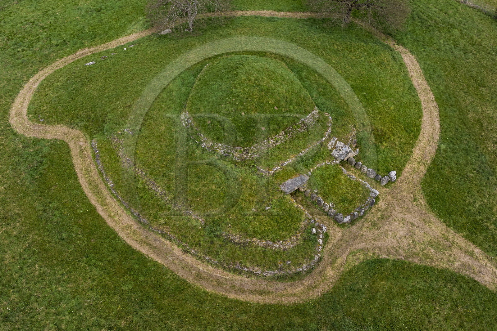 France, Loire-Atlantique (44), Saint-Nazaire, le monument mégalithique du Tumulus de Dissignac daté de 4700-4500 ans avant notre ère et composé de deux chambres funéraires jumelles (vue aérienne)