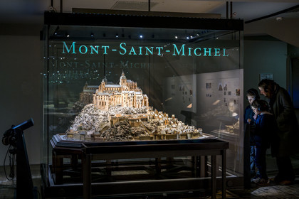 France, Paris (75), Hotel des Invalides, Musée de l'Armée, Musée des Plans-Reliefs, le Mont Saint-Michel, maquette réalisée par un moine de l'abbaye en cartes à jouer avant 1691 au 1 144