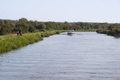 France, Gard (30), la Petite Camargue, Vauvert, navigation d'un bateau de plaisance sur le canal du Rhône à Sète à Gallician