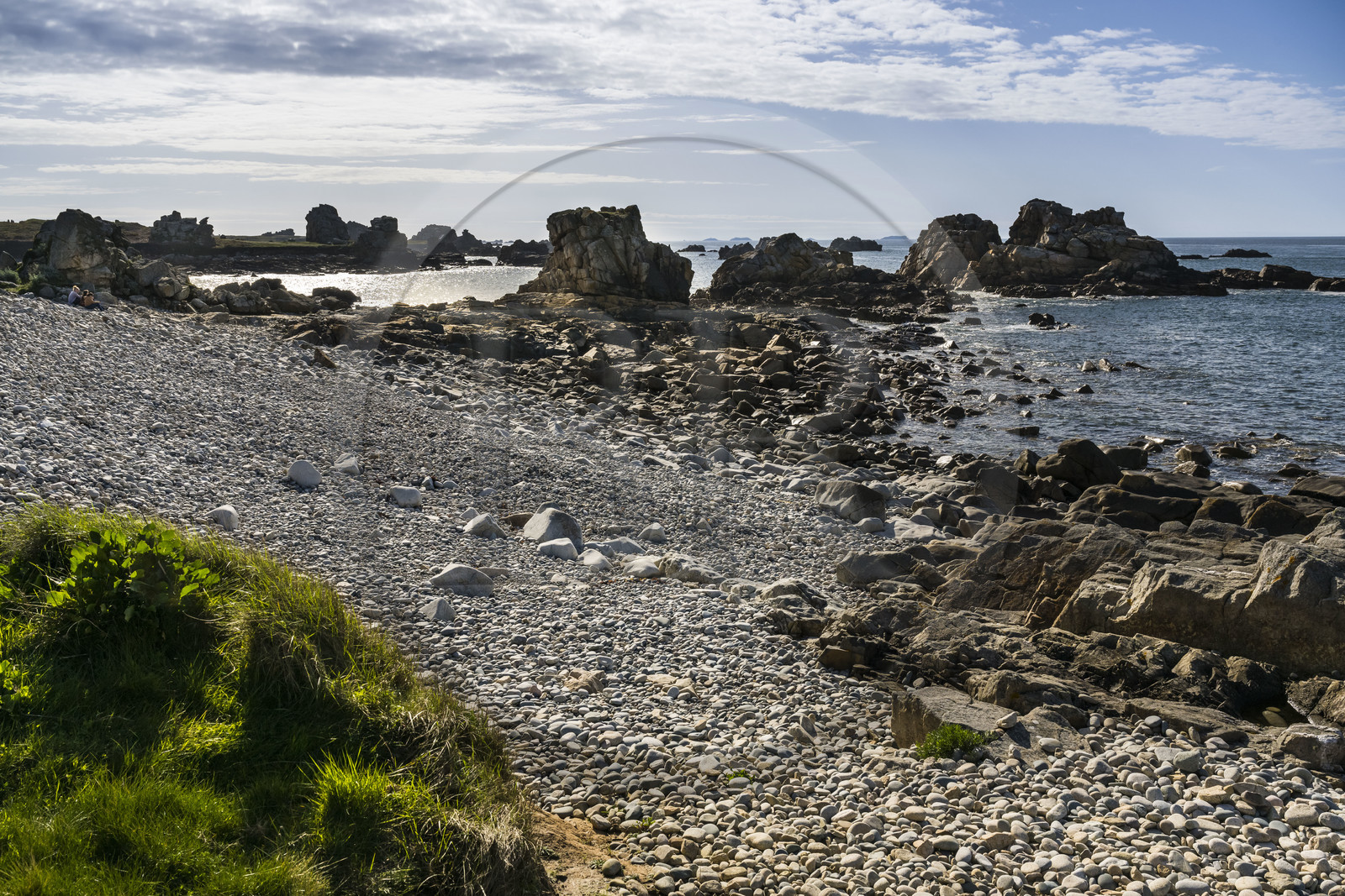 France, Côtes-d'Armor (22), Côte d'Ajoncs, Plougrescant, la plage de galets de Porz Bugalé en dessous lieu dit La Pointe du Chateau sur le chemin de Grande Randonnée GR 34