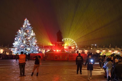 France, Meurthe-et-Moselle (54), Nancy, place Stanislas (ancienne Place Royale) sous la pluie lors de la fête de la Saint-Nicolas, classée Patrimoine Mondial de l'UNESCO