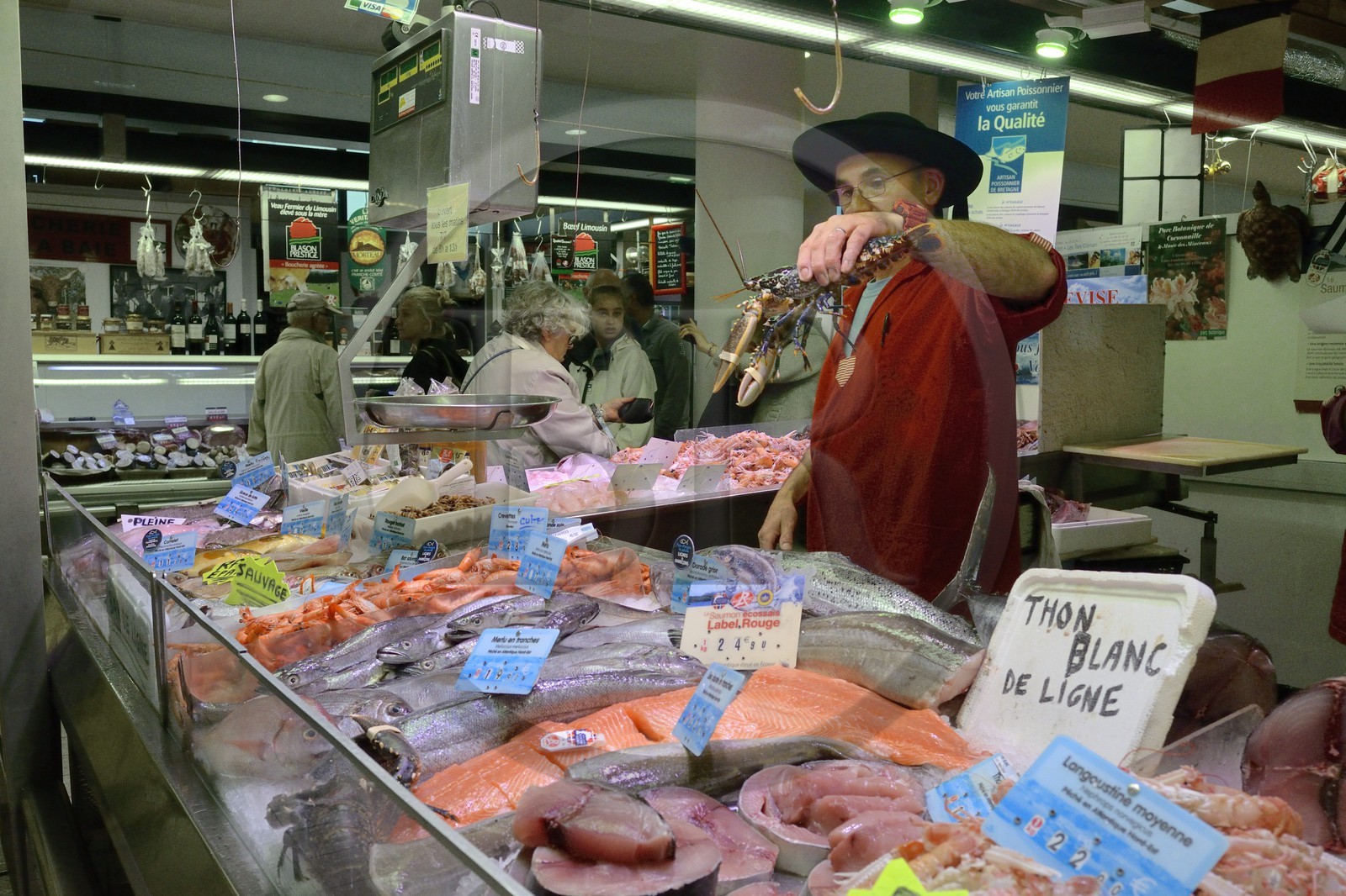France, Finistère (29), le marché couvert, l'étal du poissonnier