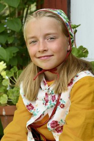 Suède, comté de Dalécarlie, région de Leksand, jeune fille en costume traditionnel pour les célébrations du solstice d'été dans le petit hameau de Sunnanäng