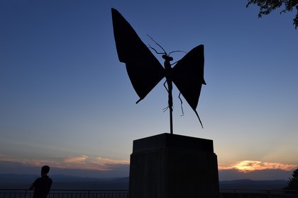 France, Var (83), La Dracénie, village de Tourtour, bronze appelé Flambé de Bernard Buffet sur l'esplanade de la mairie