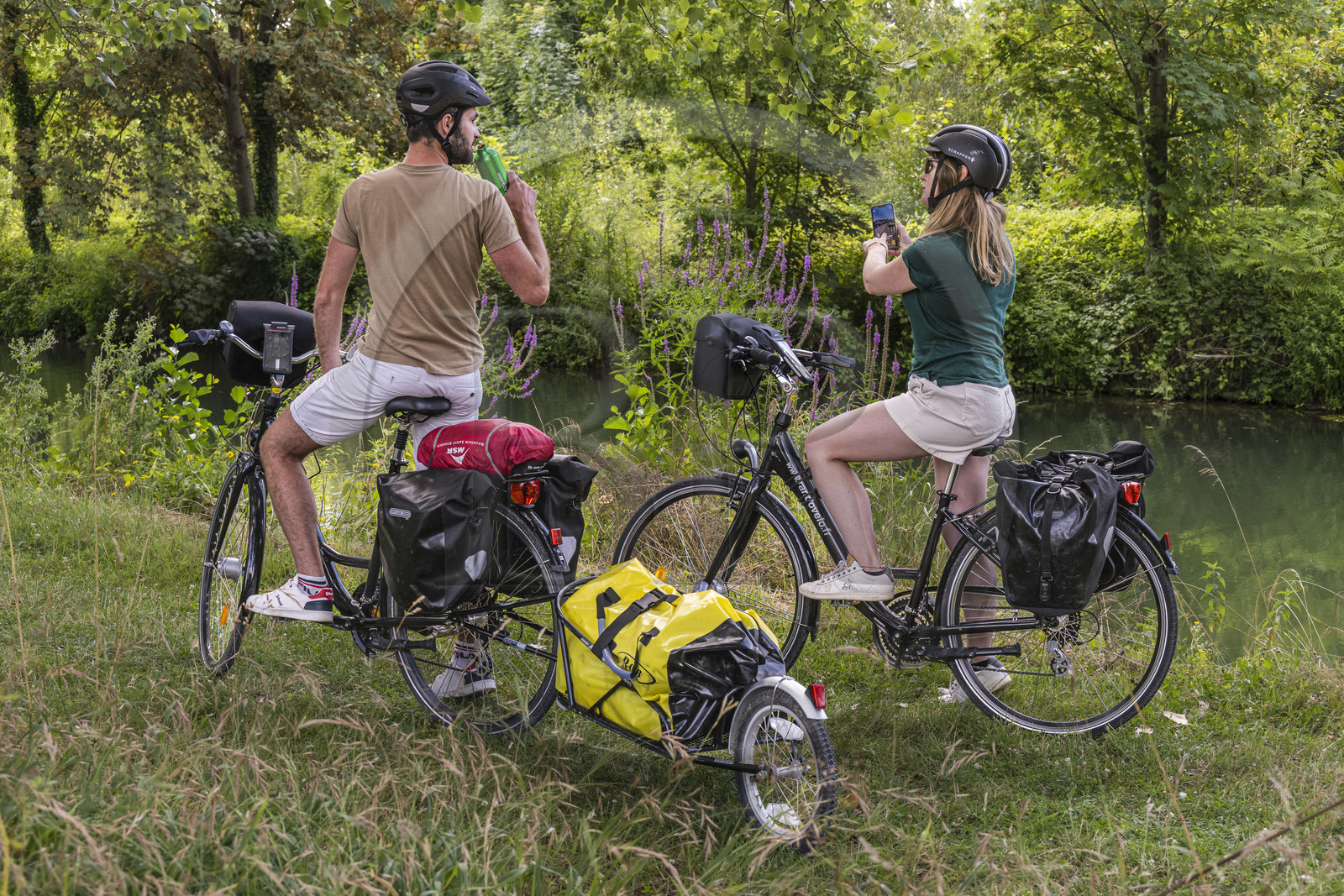 France, Deux-Sèvres (79), le Marais Poitevin, la Venise Verte, Magné, randonnée à bicyclette le long de la Sèvre Niortaise sur la voie cyclable de la Vélo Francette, vélo avec une remorque transportant le matériel de camping