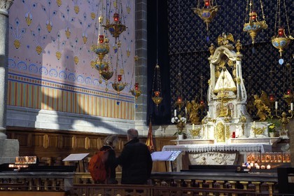 France, Haute-Loire (43), Le Puy-en-Velay, étape des chemins de Compostelle, la cathédrale Notre-Dame-de-l'Annonciation du XIIe siècle classée Patrimoine Mondial de l'UNESCO, statue de Marie portant son enfant surnommée La vierge noire (XVIIe siècle)